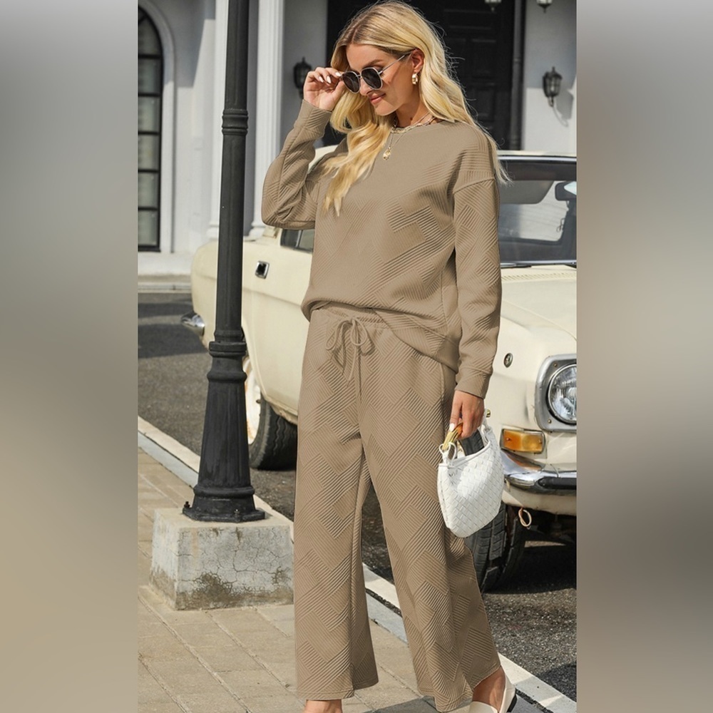 Beautiful!! 2 Piece khaki Pants & Top. - Picture 2 of 3